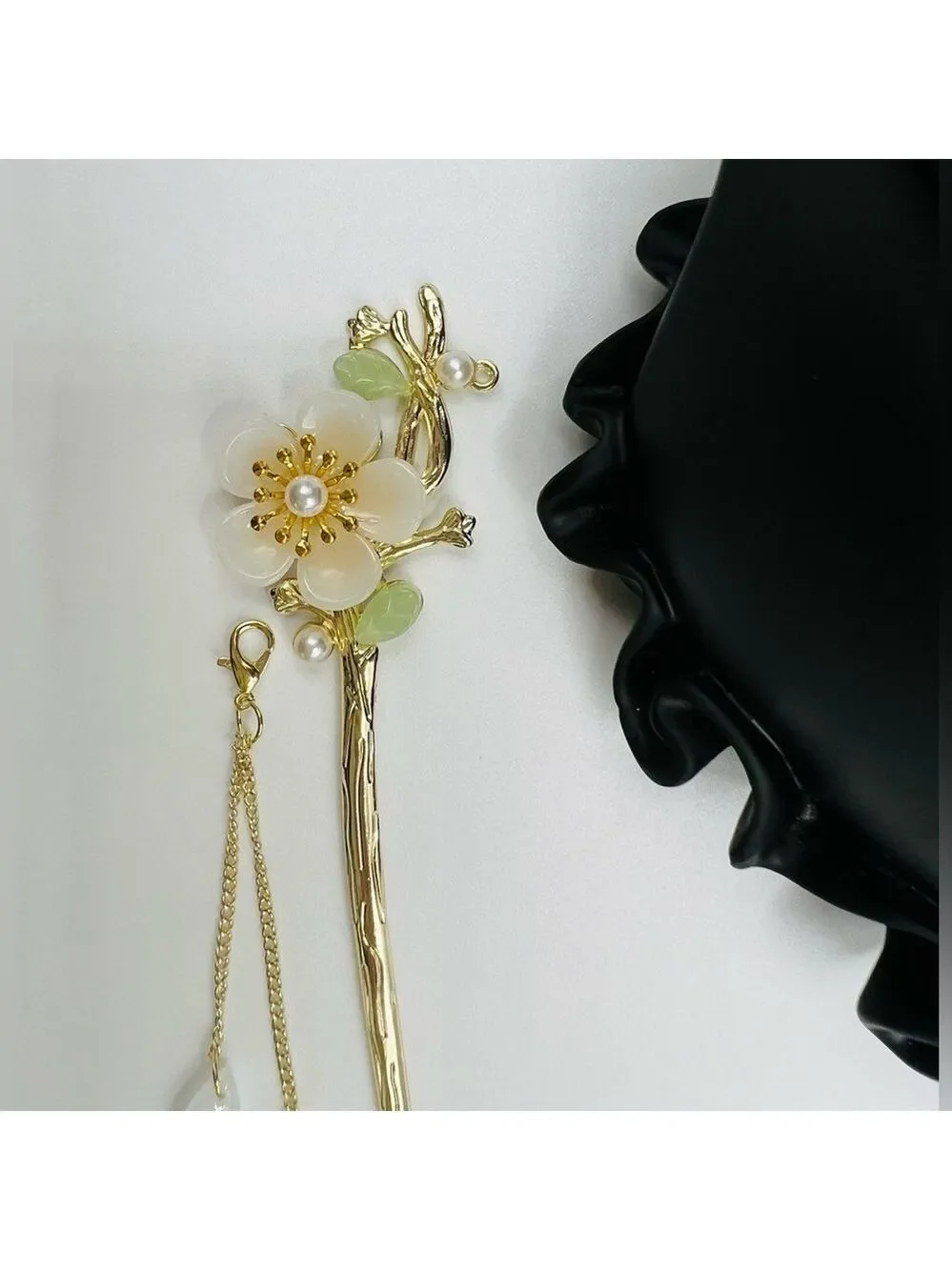 Elegant Gold and White Floral Hairpin with Pearl Accents